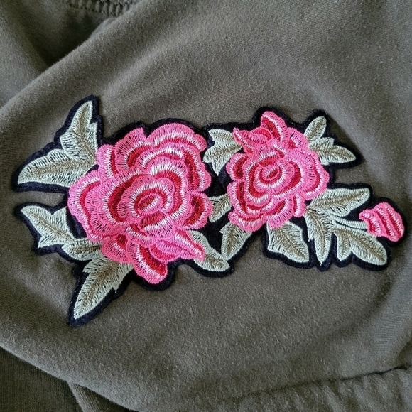 Carbon Women's Army Green Floral Embroidered Short Sleeve Pullover Hoodie Size M - Picture 6 of 9